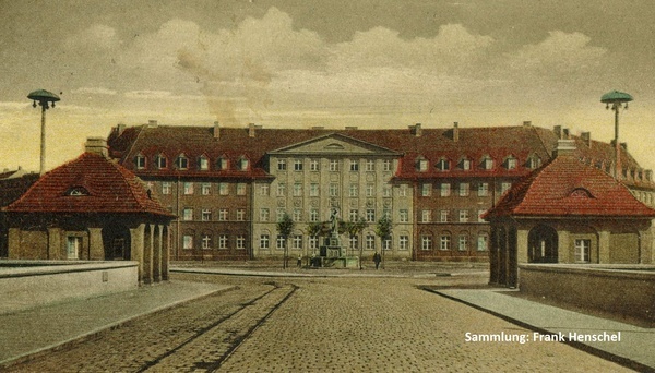 Blick von der Langen Brücke auf den Rathenauplatz mit dem Weberbrunnen