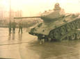 Panzer wird auf dem Schrottplatz in Cottbus entladen